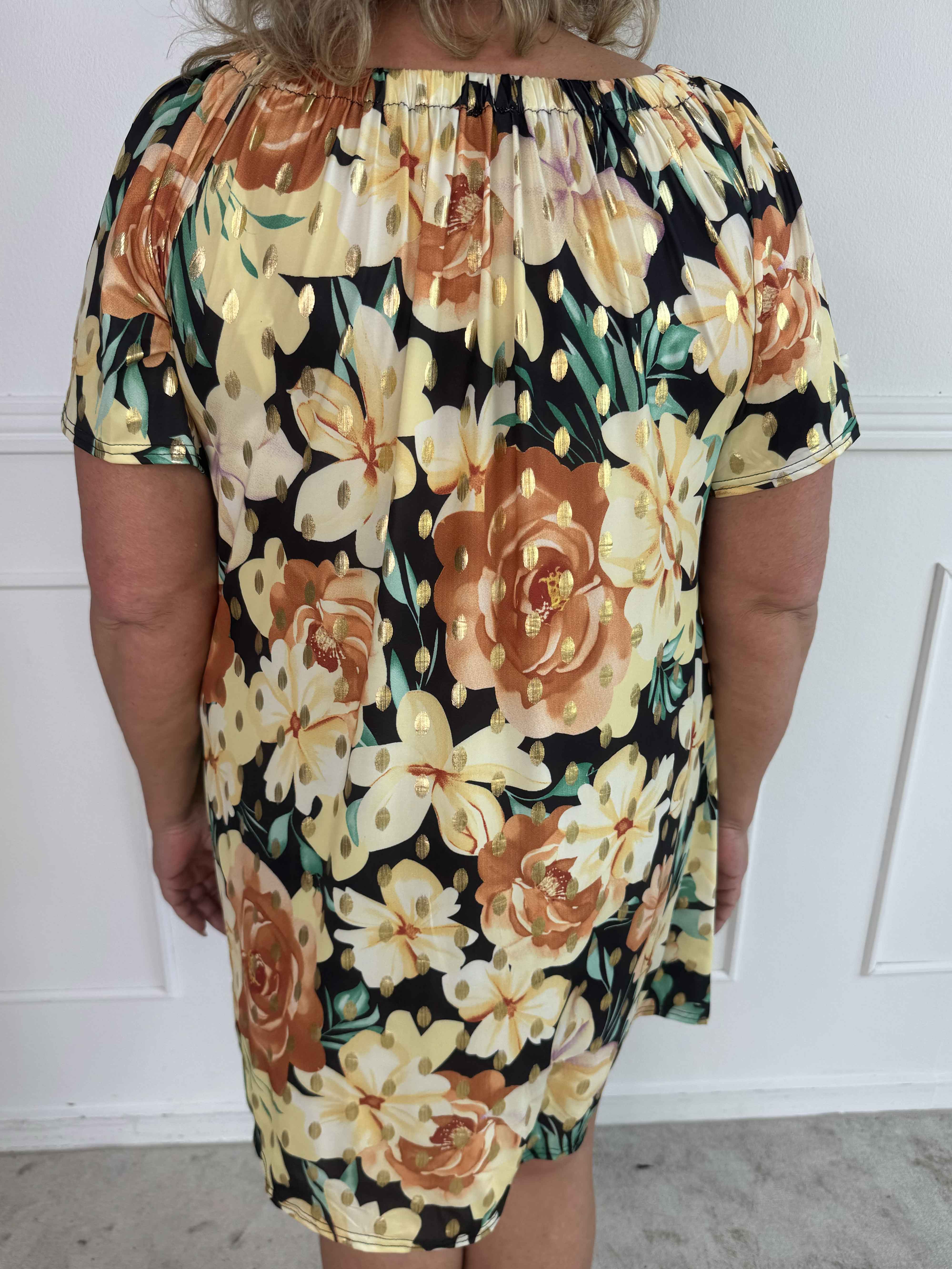 Sofia - Sød blomstret plus size kjole med elastikkant i udskæringen